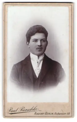 Fotografie Paul Purschke, Rixdorf-Berlin, Richardstrasse 116, Porträt eines jungen Mannes