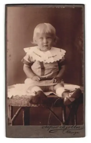 Fotografie Alfred Kjoller, Allinge, Kleinkind auf einem Tisch sitzend