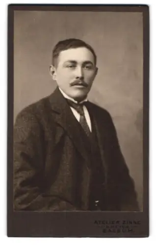 Fotografie Atelier Zinne, Bassum, Herr im Anzug mit Schnurrbart