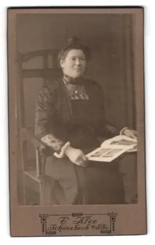 Fotografie C. Klee, Schönebeck an der Elbe, Breiteweg 71, Dame mit Buch