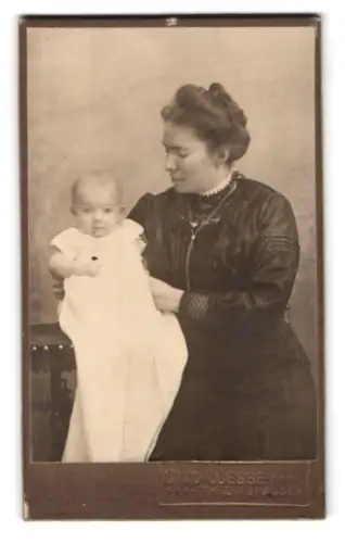 Fotografie Otto Lüesse, Thedinghausen, Dame mit Baby im Atelier