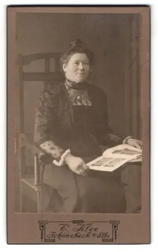 Fotografie C. Klee, Schönebeck an der Elbe, Breiteweg 71, Elegante Dame mit Buch