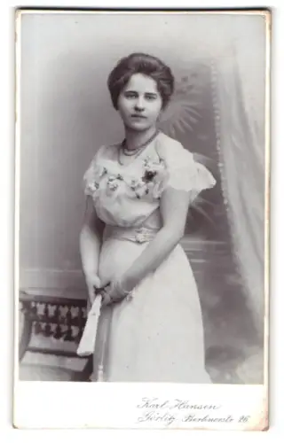 Fotografie Karl Hansen, Görlitz, Berliner Strasse 26, Junge Frau im eleganten Kleid