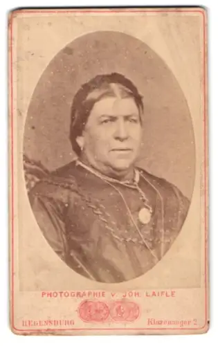 Fotografie Joh. Laifle, Regensburg, Klarenanger 2, Porträt einer Frau mit Medaillon