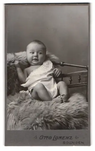 Fotografie Otto Lorenz, Solingen, Kaiserstrasse 259, Säugling auf Fell drapiert