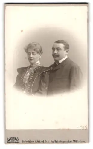 Fotografie Gebrüder Lützel, München, Porträt eines eleganten Paares