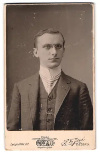 Fotografie L. K. Jue, Dessau, Leopoldstr. 27, Porträt eines Mannes mit Brille