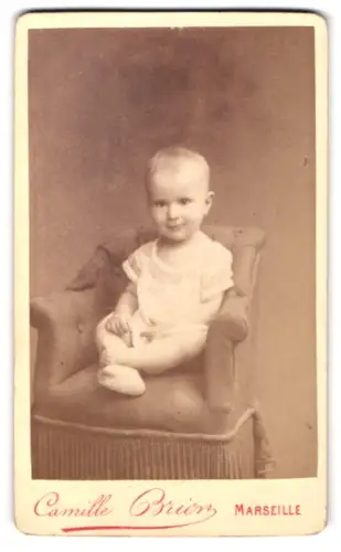 Fotografie Camille Brion, Marseille, Rue Saint-Ferréol 73, Porträt eines Kleinkindes auf einem Sessel