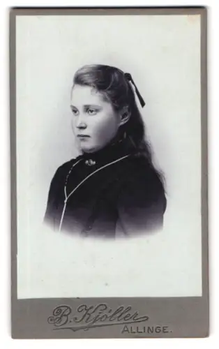 Fotografie B. Kjóller, Allinge, Porträt eines Mädchens
