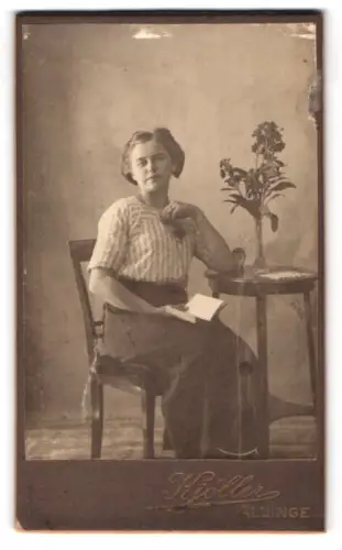 Fotografie Kjoller, Allinge, Sitzende Frau mit Buch