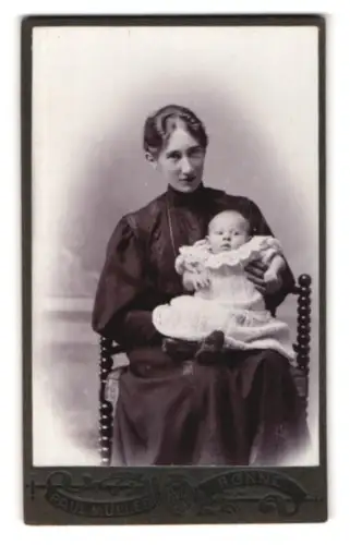 Fotografie Paul Müller, Rønne, Lille Torv, Frau mit Kind im Arm