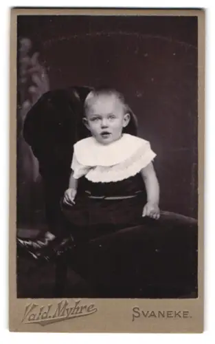 Fotografie Vald. Myhre, Svaneke, Portrait eines Kleinkindes