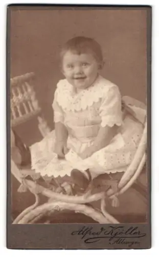 Fotografie Alfred Kjóller, Allinge, Porträt eines kleinen Kindes auf einem Stuhl