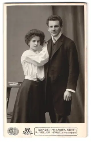 Fotografie Rudolf Rob. Müller, Görlitz, Dresdnerplatz, Porträt eines eleganten Paares