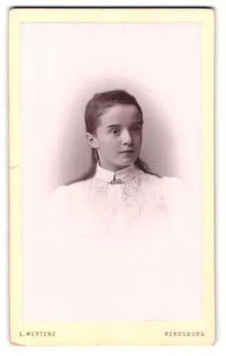 Fotografie L. Mertens, Rendsburg, Am Gymnasium, Porträt eines Mädchens in eleganter Kleidung 1895
