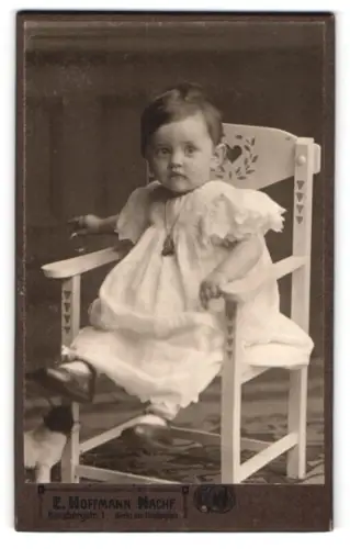 Fotografie E. Hoffmann Nachf., Dresden, Borsbergstrasse 1, Kind auf einem Stuhl sitzend
