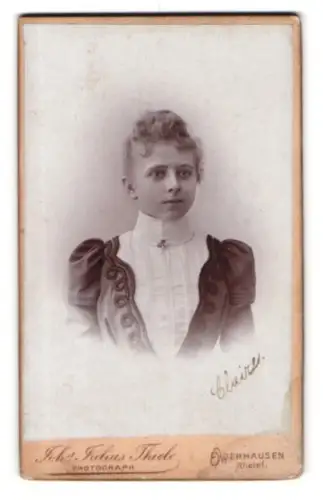 Fotografie Johs. Julius Thiele, Oberhausen, Friedrich Carlsstr. 32, Porträt einer jungen Frau