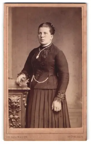 Fotografie Fr. Neumayer, München, Neuhauserstrasse 29, Frau in eleganter Pose