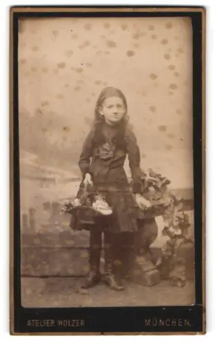 Fotografie Carl Holzer, München, Schommerstr. 17A, Mädchen mit Blumenkorb