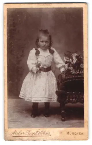 Fotografie Atelier Bapt. Urban, München, Dachauerstr. 25, Kind in elegantem Kleid mit Blumenarrangement