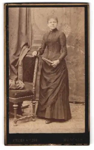 Fotografie Carl Holzer, München, Schommerstr. 17a, Elegante Dame mit Fächer