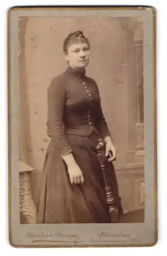 Fotografie Adalbert Werner, München, Dachauerstrasse 6, Frau in elegantem Kleid