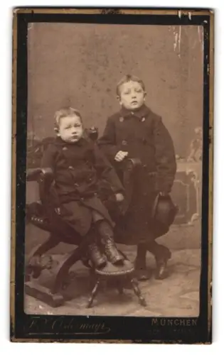 Fotografie F. X. Ostermayr, München, Schillerstrasse 4, Zwei Kinder in Winterkleidung