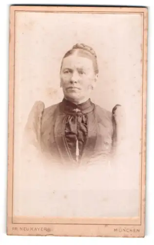 Fotografie Fr. Neumayer, München, Neuhauserstrasse 29, Porträt einer Dame