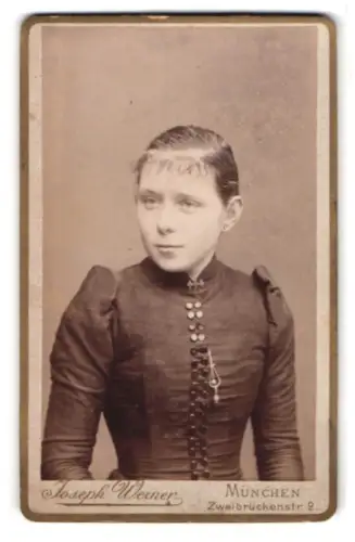 Fotografie Joseph Werner, München, Zweibrückenstr. 2, Junge Frau im eleganten Kleid