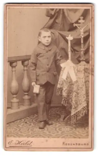 Fotografie E. Herbst, Regensburg, Fabeckstrasse 41, Junge mit Kerzenhalter