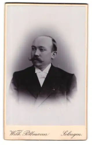 Fotografie Wilh. Pollmann, Solingen, Weyersberger-Str. 2, Porträt eines Herren mit Schnurrbart
