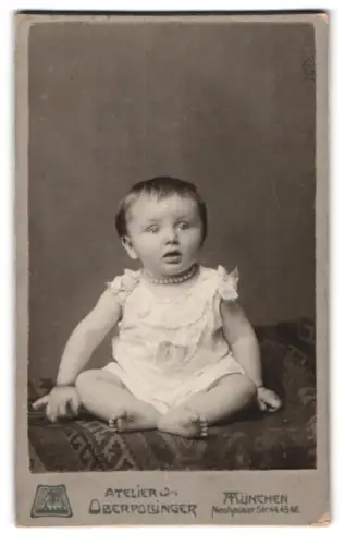Fotografie Atelier Oberpollinger, München, Neuhauser Str. 44-46, Porträt eines sitzenden Kleinkinds