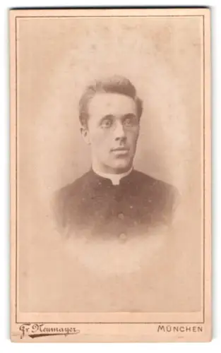 Fotografie Fr. Neumayer, München, Neuhauserstrasse 29, Porträt eines jungen Mannes