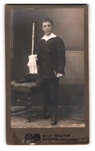 Fotografie Willy Walcher, München, Neuhauserstrasse, Junge mit Kerze