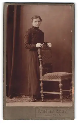 Fotografie Eder, Kempten, Frau mit Stuhl in elegantem Kleid