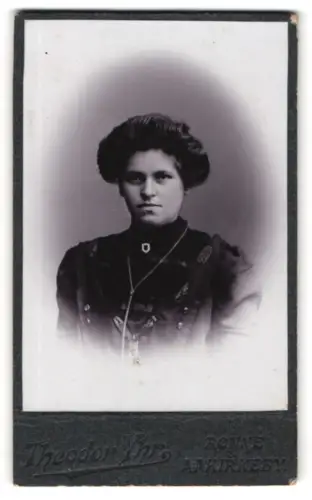 Fotografie G. Stöckel`s Eftf., Rønne, Porträt einer Frau mit opulenter Frisur