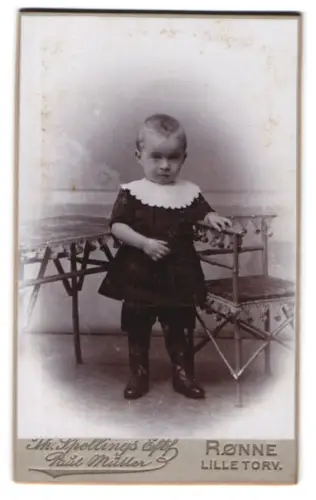 Fotografie Th. Spellings Eftf., Rønne, Lille Torv, Kind mit Stuhl