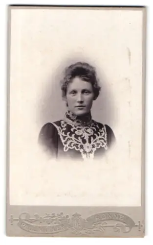 Fotografie Paul Müller, Rønne, Lille Torv, Porträt einer Dame in reich verzierter Kleidung