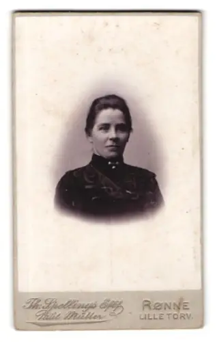 Fotografie Th. Spellings Eftf., Rønne, Lille Torv, Porträt einer Frau