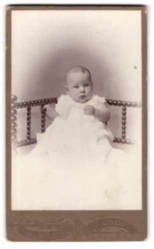 Fotografie Paul Müller, Rønne, Lille Torv, Porträt eines Babys im Taufkleid