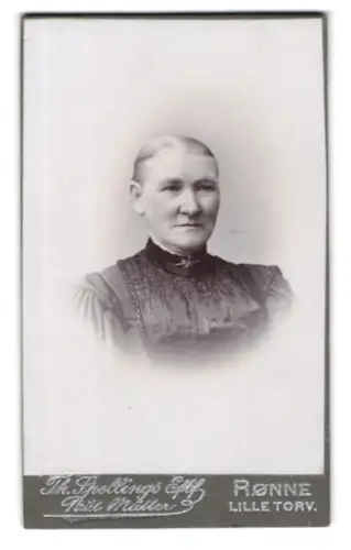 Fotografie Th. Spellings Eftf., Rønne, Lille Torv, Porträt einer älteren Dame