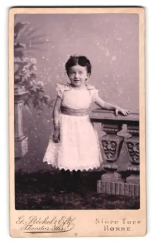 Fotografie G. Stöckel`s Eftf., Rønne, Store Torv, Porträt eines Kindes in einem weissen Kleid