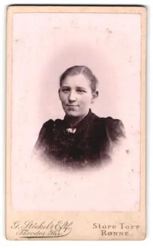 Fotografie G. Stöckel`s Eftf., Rønne, Store Torv, Porträt einer Frau