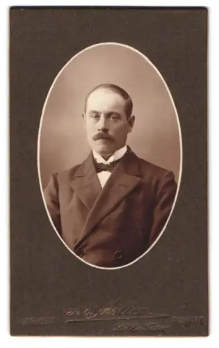 Fotografie Ad. Möller, Rönne, Litte Torv, Porträt eines ernsthaften Herrn