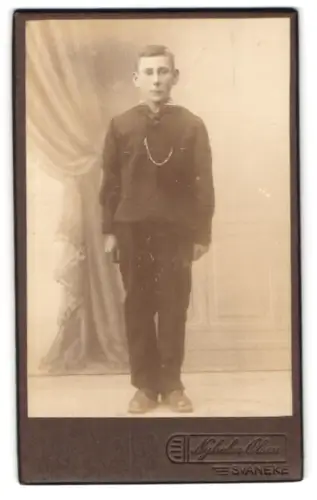 Fotografie Nyholm Olsen, Svaneke, Porträt eines Jungen in einem Matrosenanzug