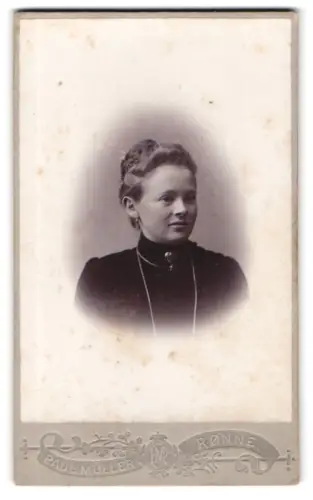 Fotografie Paul Müller, Rønne, Lille Torv, Porträt einer Frau
