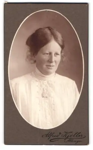 Fotografie Alfred Kjöller, Allinge, CDV Porträt einer Frau in eleganter Kleidung