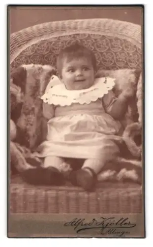 Fotografie Alfred Kjöller, Allinge, Kind im Korbstuhl