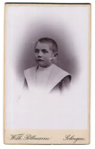 Fotografie Wilh. Pollmann, Solingen, Weyersberger-Str. 2, Porträt eines Jungen in feiner Kleidung