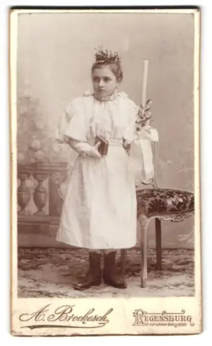 Fotografie A. Brockesch, Regensburg, CDV eines Mädchens mit Kerze und Buch, Kommunion